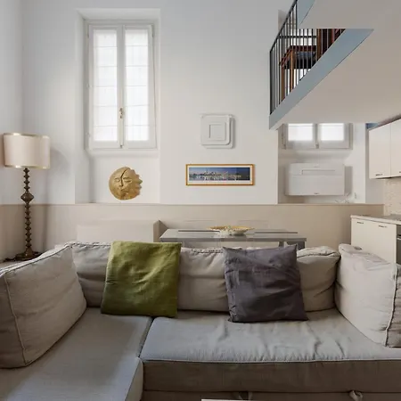 Guesthost - M5 Istria & Marche Roomy Lofted Daire Milano