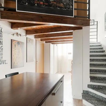 Guesthost - Welcoming Ground-floor With Loft Daire Milano