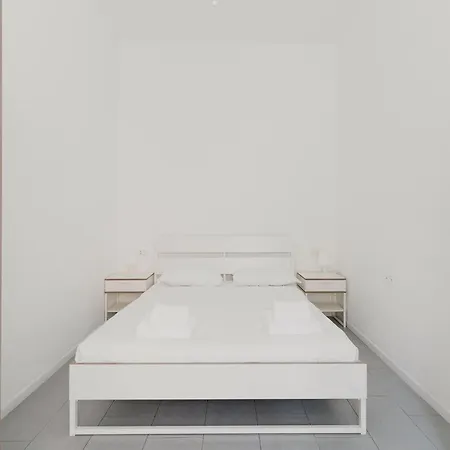 Guesthost - Bright Isola - *