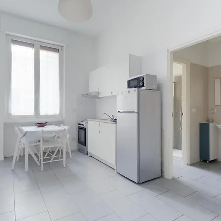 Guesthost - Bright Isola - Milan