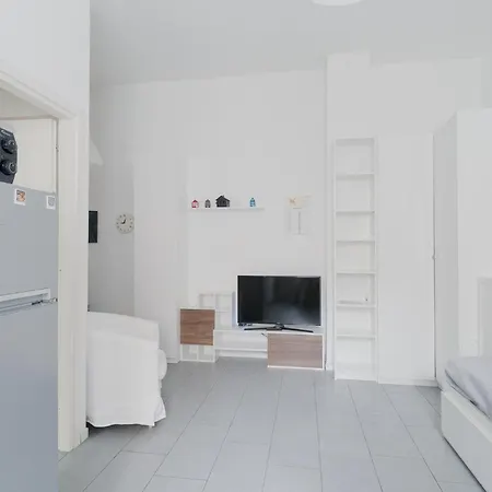 Guesthost - Bright Isola - Milan