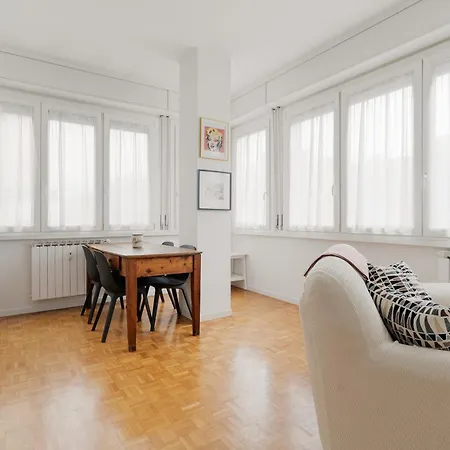 Guesthost - Bright With Parking Милан