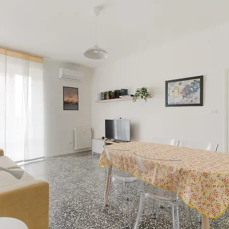 Guesthost - Citta Studi With Balcony Apartment *