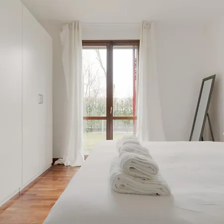 Guesthost - Bright With Garden Milan