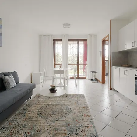 Guesthost - Bright With Garden * Милан