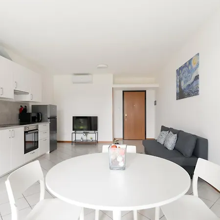 Guesthost - Bright With Garden *