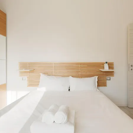 Guesthost - M4 Argonne Design With Balconies * Milano