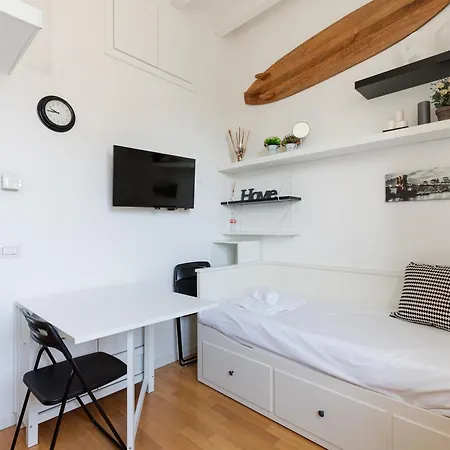 Guesthost - Mm Tolstoj - *