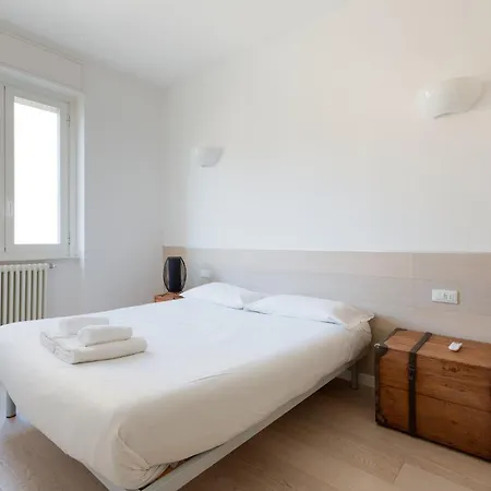 Guesthost - Navigli Modern With Balcony Milano