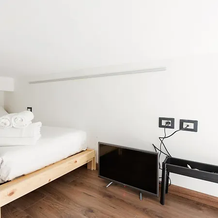 Guesthost - With Wifi & Ac- Calvairate Milano