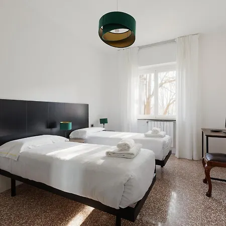 Guesthost - Comfy Family In *