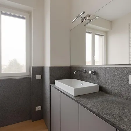 Guesthost - Savona- Navigli District Cosy With Balcony Appartement