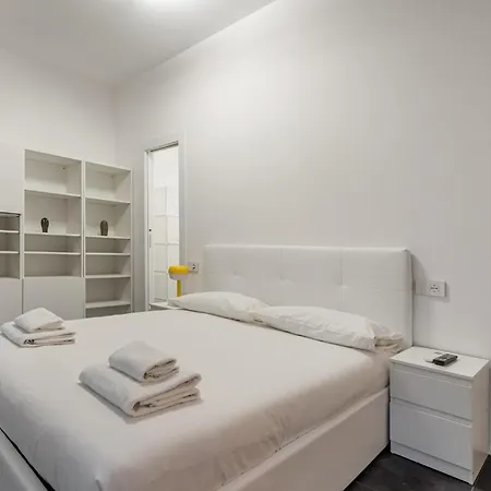 Guesthost - M3 Porta Romana Modern Two-level