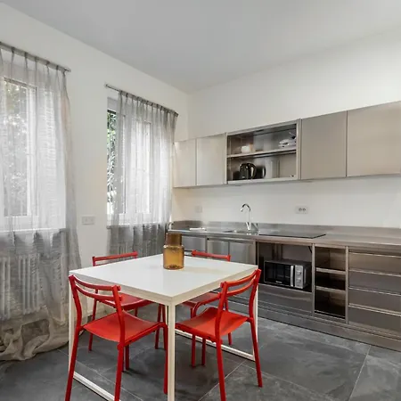 Guesthost - M3 Porta Romana Modern Two-level *