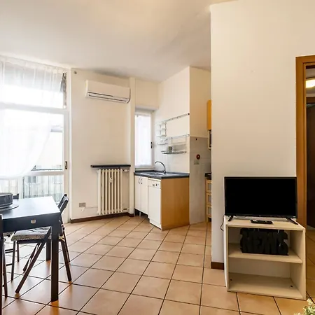 Guesthost - Naviglio Pavese Comfortable With Balcony! Apartment