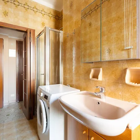 Guesthost - With Balcony- M3 Maciachini Appartement