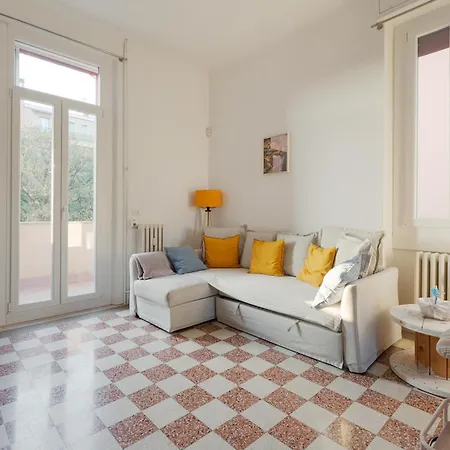 Guesthost - M4 Argonne Cosy