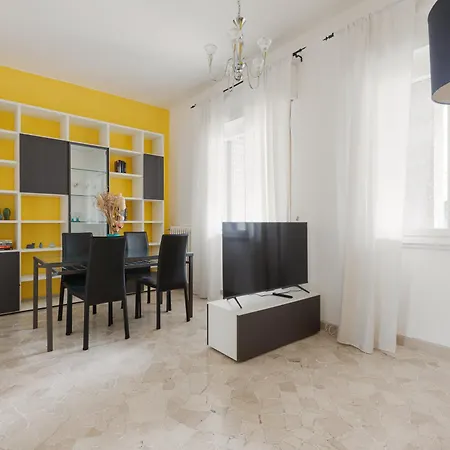 Guesthost - Gambara Balcony *