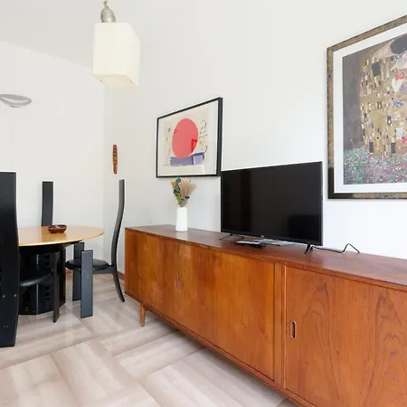 Guesthost - Charming Navigli! Functional Apartment