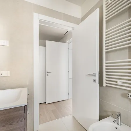 Guesthost - Brand New Renovated Terrace Apartament