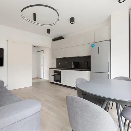 Apartment Modern With Shared Pool &