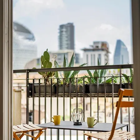 Luminoso Trilocale In Porta Garibaldi *