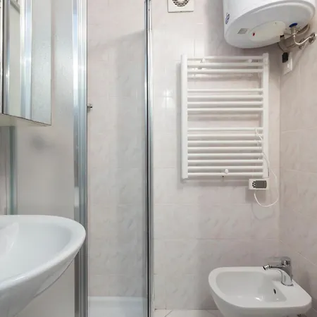 I-host - Transiti 7 * Милан