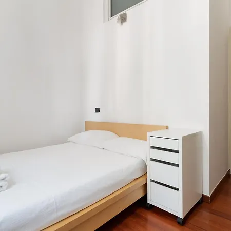 Guesthost - Comfy 500 Mt From Mm Loreto Milánó