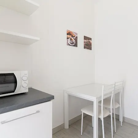 Guesthost - Piazza Tripoli Bright Apartment