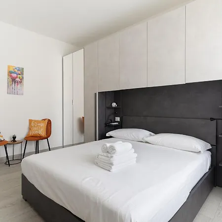 Guesthost - Piazza Tripoli Bright Apartment Mailand