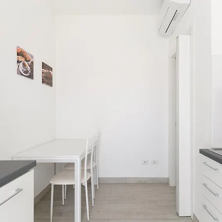 Guesthost - Piazza Tripoli Bright Milán