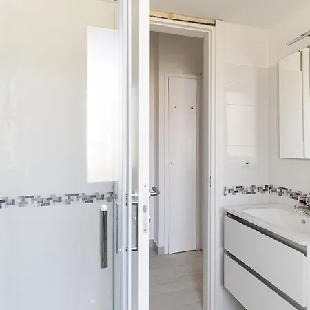 Guesthost - Piazza Tripoli Bright Apartment *