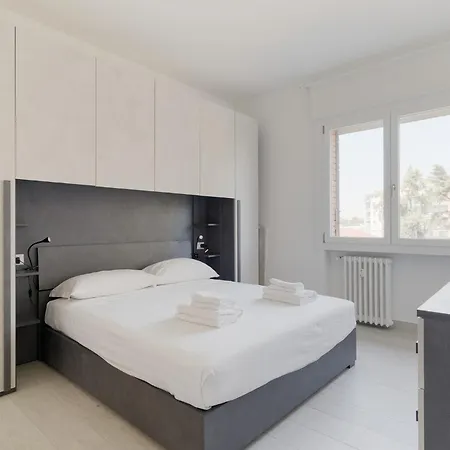 Guesthost - Piazza Tripoli Bright Apartment Mailand