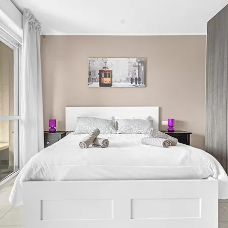 Pe19 - Bright & Modern With Park View - *