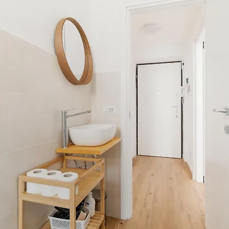 Stazione Centrale - Tonale - Bilocale Con Balcone