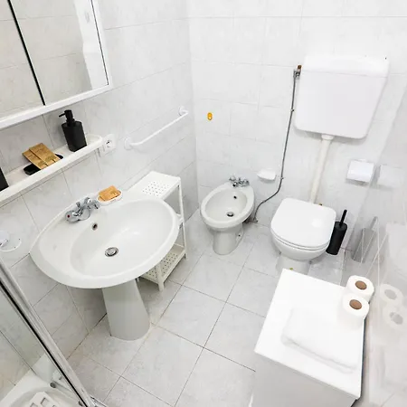 Cozy Retreat With Laundry & Smart Tv דירה