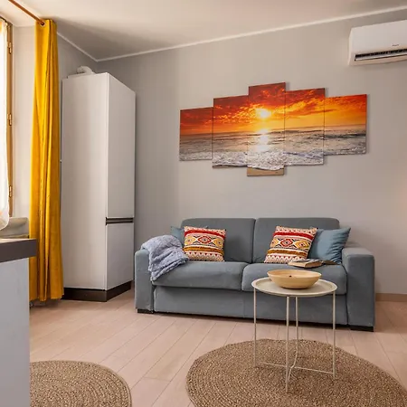 Cozy Retreat With Laundry & Smart Tv