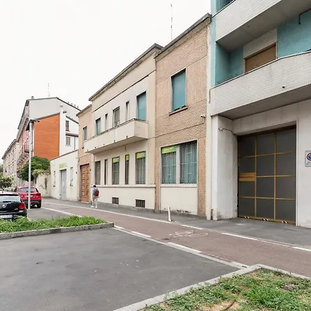 Guesthost - Bright M1 Pasteur