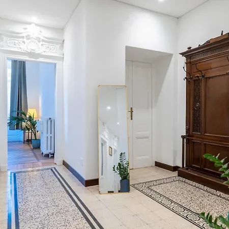 Duomo 7 Min - Historic Luxury 3 Bedrooms With Parking *