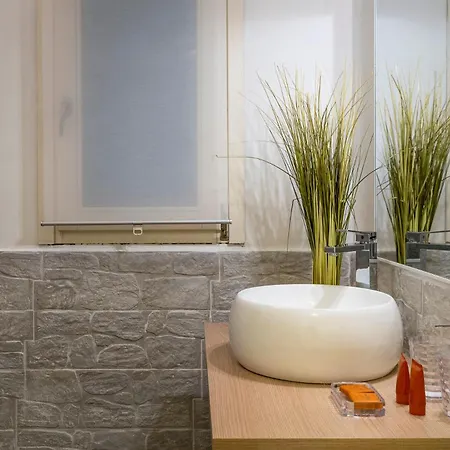 Elegant Isola District Apartment