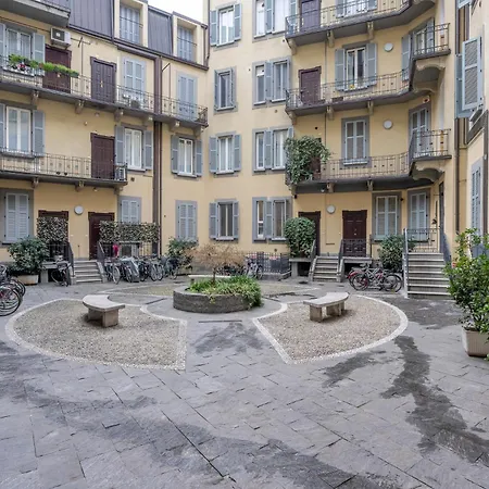 Elegant Isola District Apartment *