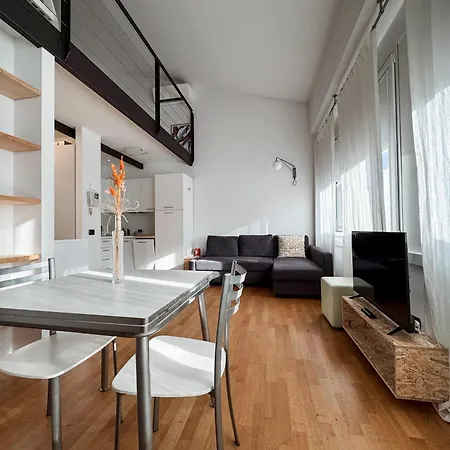 公寓 Lumiere Industrial Loft, Yellow Line -