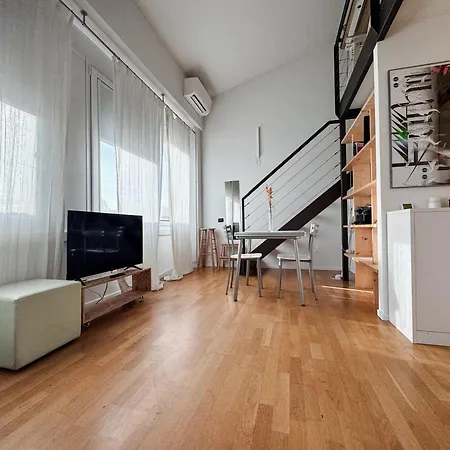 Lumiere Industrial Loft, Yellow Line -