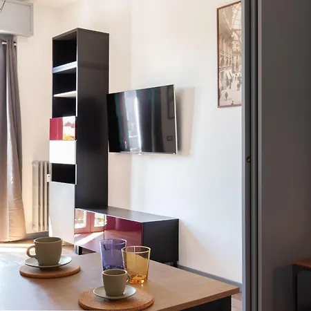 Parcheggio Privato E Casa Moderna Con Vista Storica ميلان