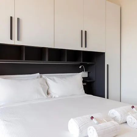 Parcheggio Privato E Casa Moderna Con Vista Storica