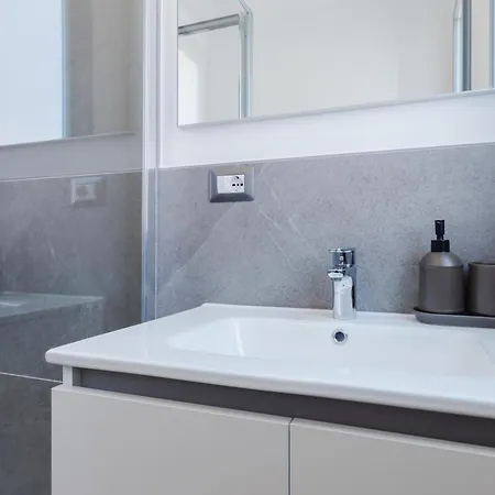 Parcheggio Privato E Casa Moderna Con Vista Storica