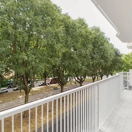 Guesthost - Bright & Comfy In Corvetto Apartman *