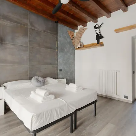 דירה Guesthost - Stylish Industrial Flat Near Navigli מילאנו
