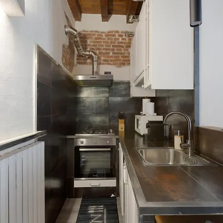 Guesthost - Stylish Industrial Flat Near Navigli