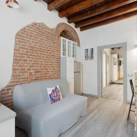 Guesthost - Stylish Industrial Flat Near Navigli